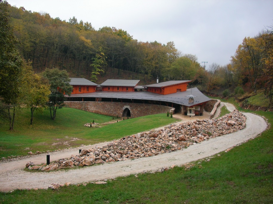 Vörös-tói Látogatóközpont (f:magyarnemzetiparkok.hu)
