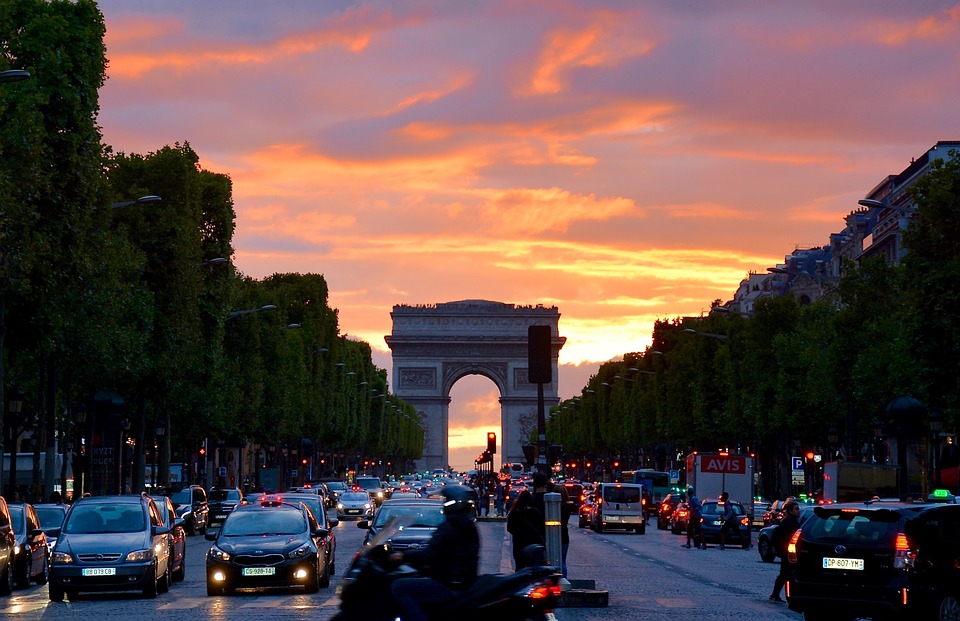 A Diadalív és a Champs-Élysées (f: Pixabay)