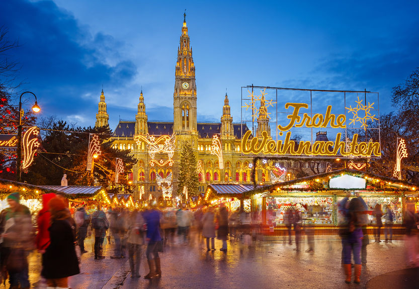 A Városháza előtti réen rendezik minden évben Bécs legnagyobb adventi vásárát