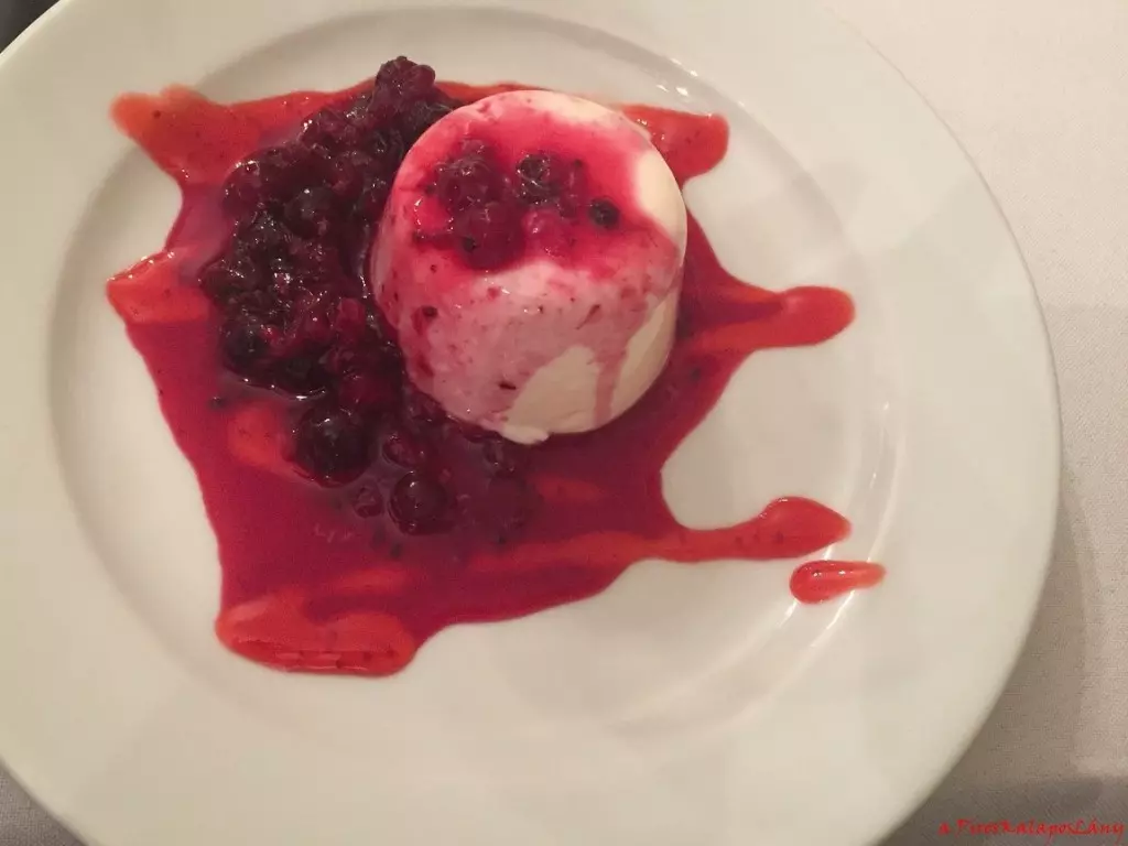 "Véres" desszert: panna cotta erdei gyümölcsszósszal