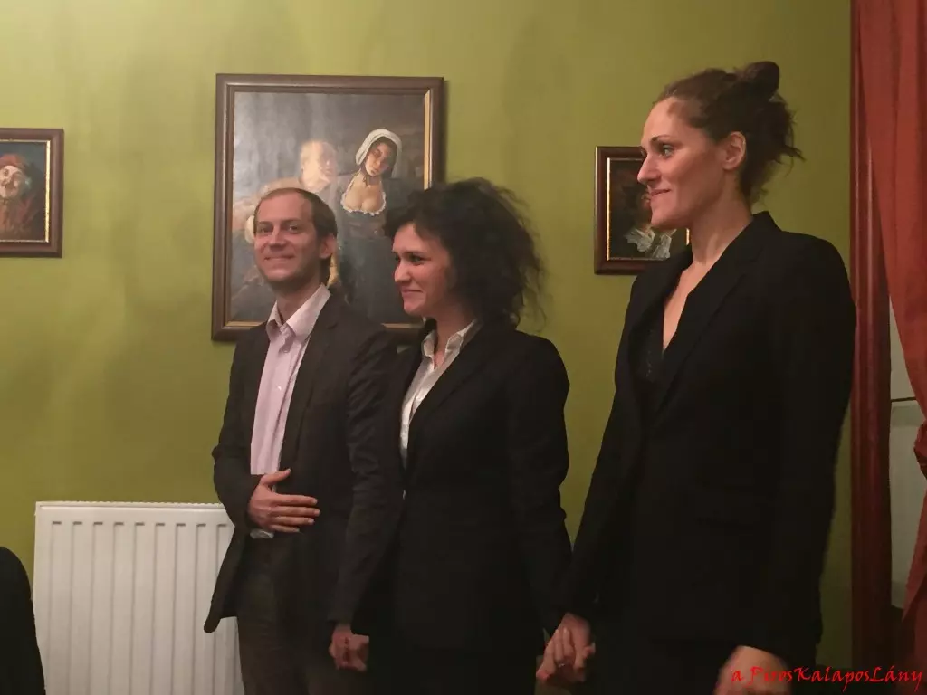 A nyomozókat színészek alakították