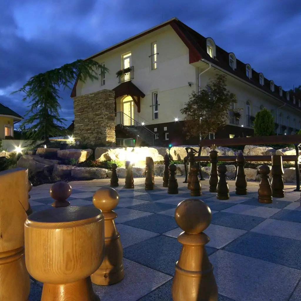 Tata, hotel