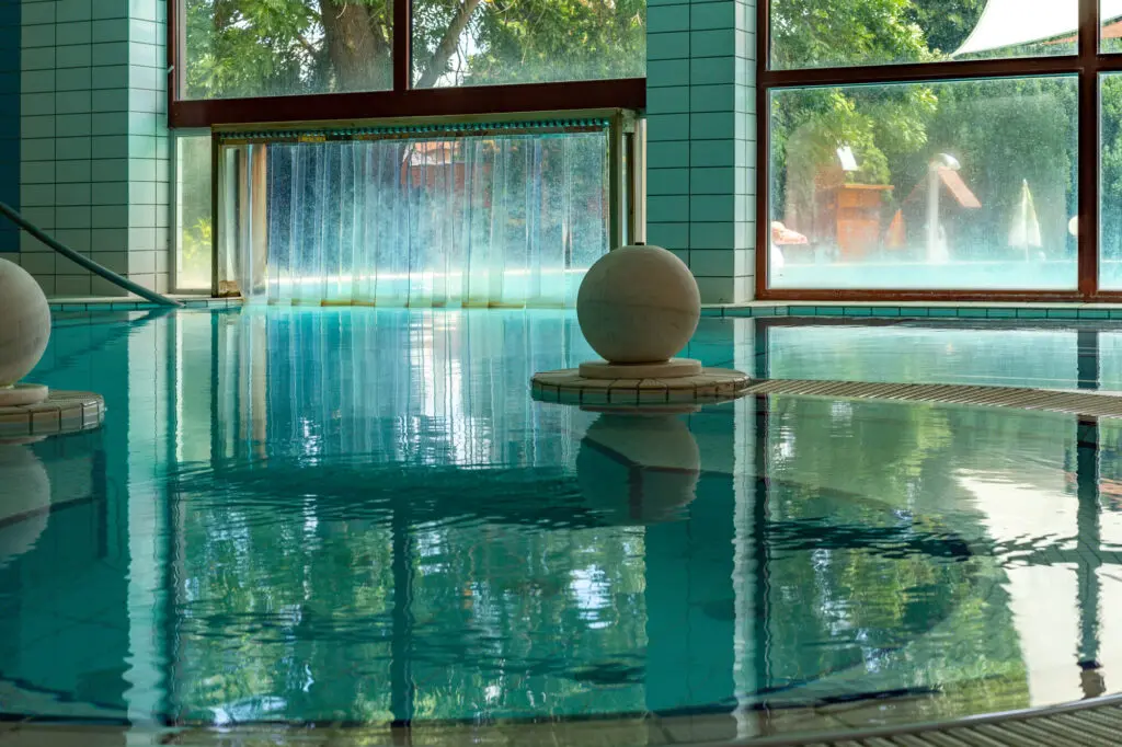 Wellnesshotelek, ahol gyógyvizes medencében is lehet relaxálni