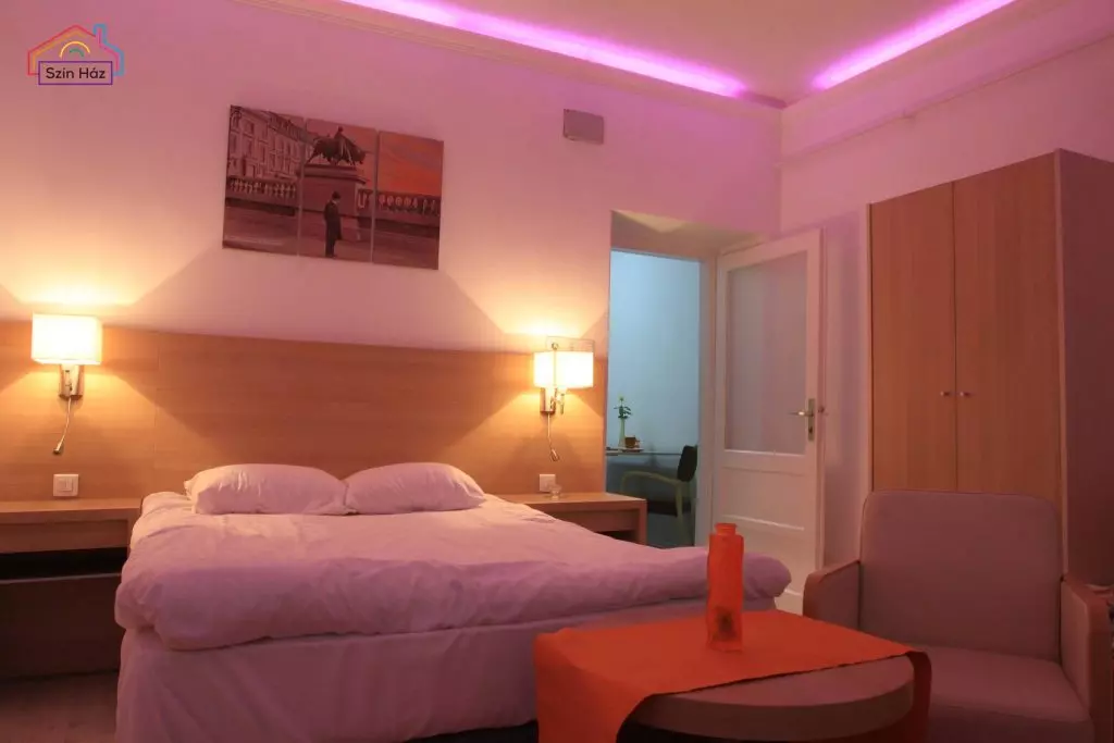  A Szín-Ház apartmanház felnőttbarát szálláshely, éppen ezért "gyermekmentes övezet" és 18 éven aluliakat nem fogad. 