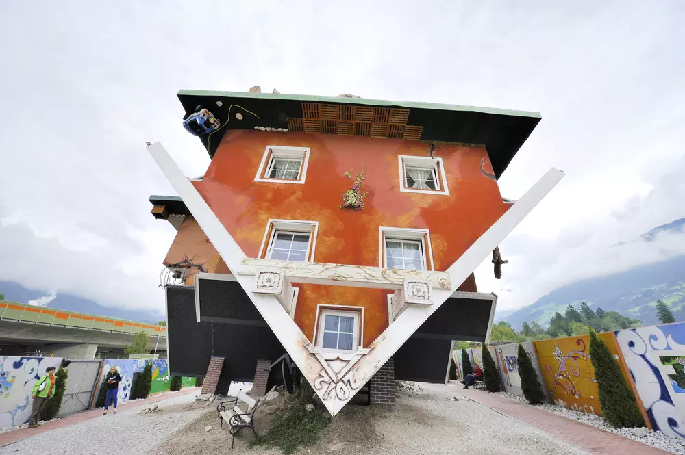 forditott-hazak-tirol