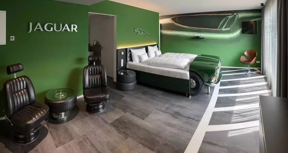 V8 Hotel