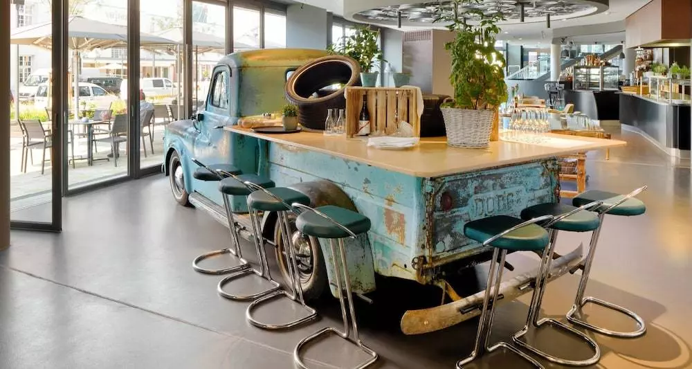 V8 Hotel