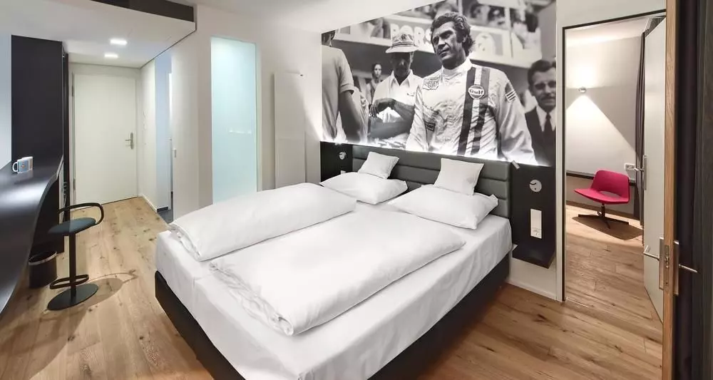 V8 Hotel