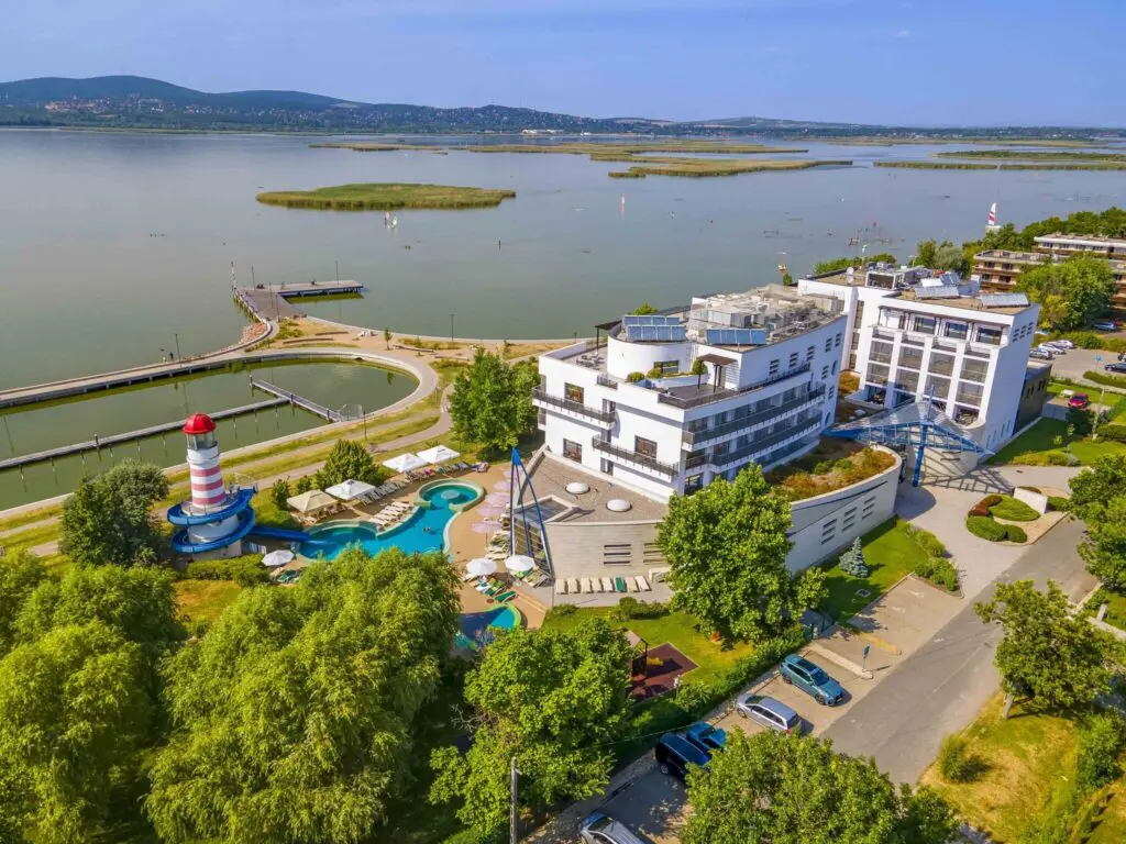 6 ok, amiért érdemes hotelben szilveszterezni és a legizgalmasabb sztárfellépők bulijai