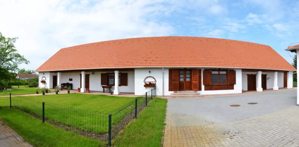 16+1 tóparti szállás teljes ellátással, hogy teljes kényelemben nyaralj
