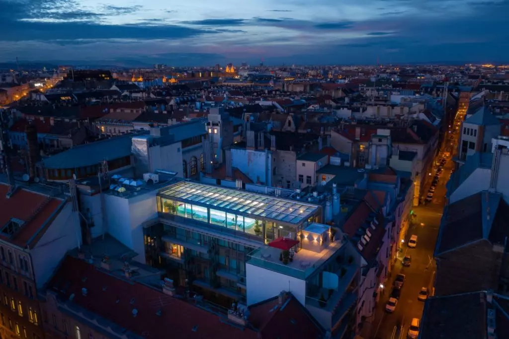 Sky Bar & Pool - Budapest első panorámás medencés tetőbárja