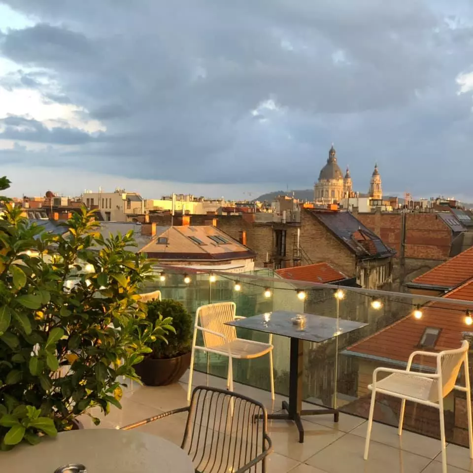 Sky Bar & Pool - koktélok, medence és kilátás a Bazilikára