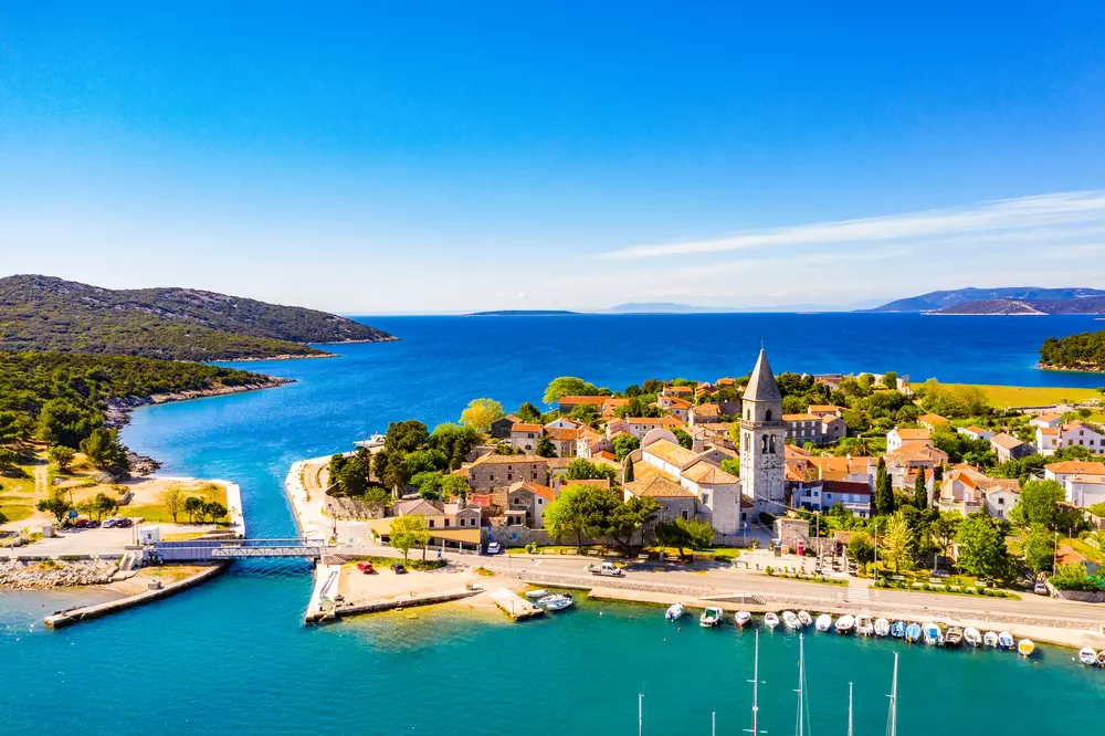 Delfinek, festői strandok, gyógyító klíma – vár Losinj sziget megannyi csodája