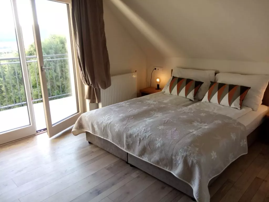erdei házikók romantikus pihenéshez