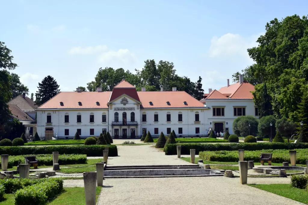 10 szellemjárta hely Magyarországon: kísértetkastélyoktól a hátborzongató legendákig