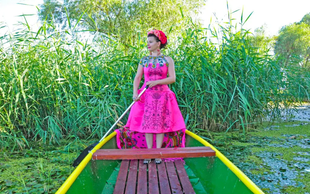 Magyar népmeséket változtat ékszerré és ruhává a "magyar Frida Kahlo"