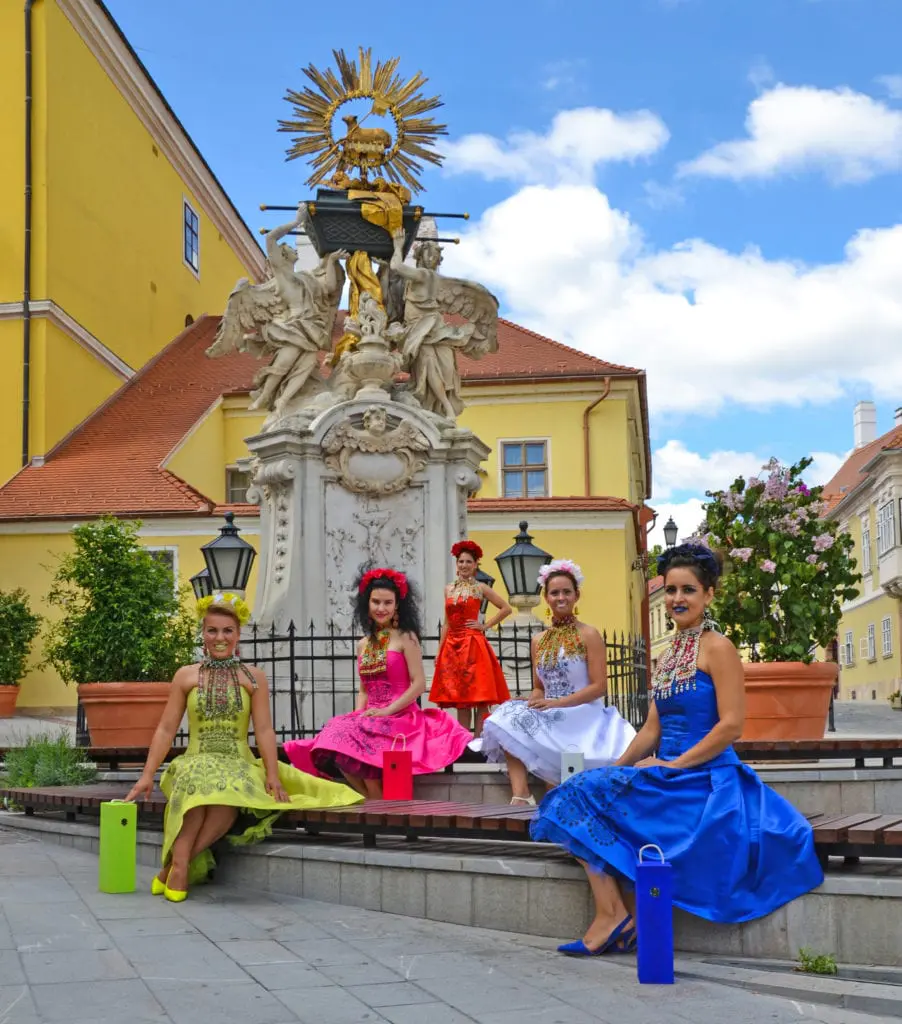 Magyar népmeséket változtat ékszerré és ruhává a "magyar Frida Kahlo"