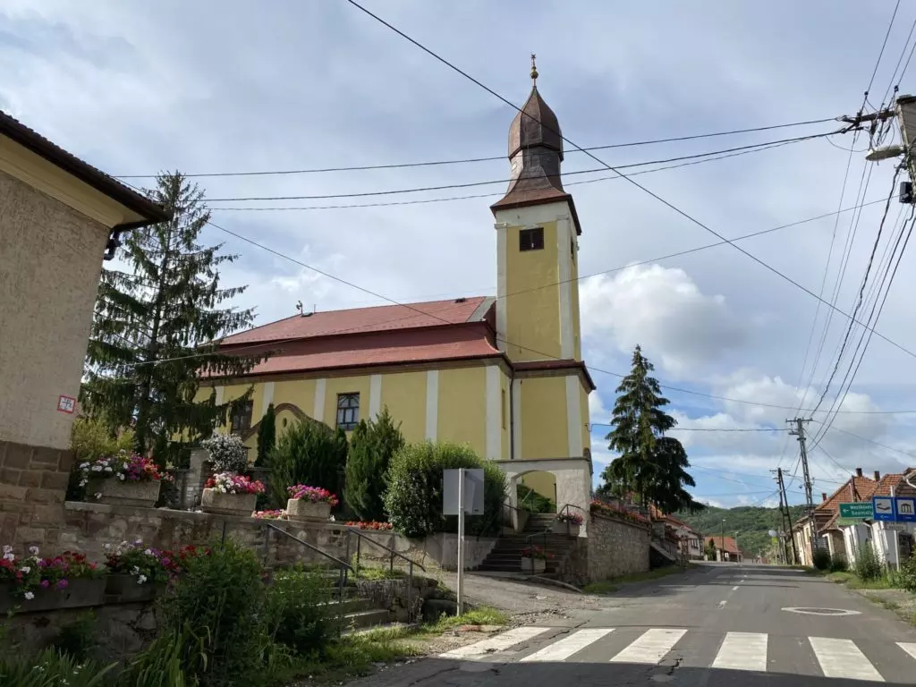 Falvak, amelyek ősszel a legszebbek: színpompás erdők és kuckós szállások várnak