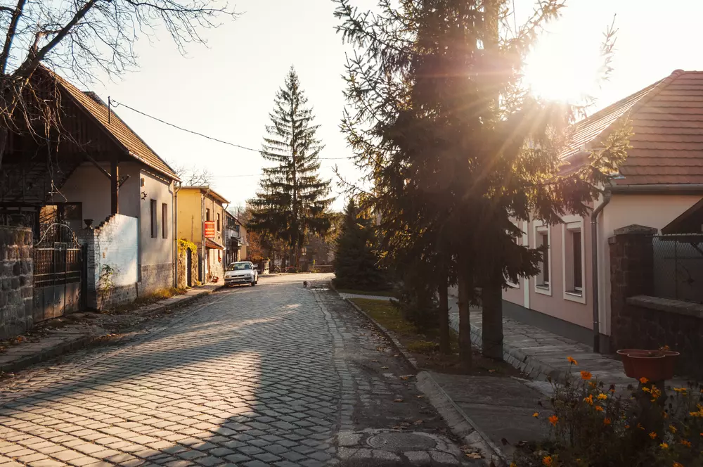 Falvak, amelyek ősszel a legszebbek: színpompás erdők és kuckós szállások várnak