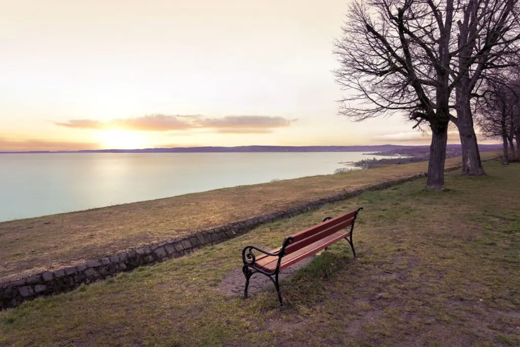 Vörösen pompázik a horizont – 12 hely Budapesttől a Balatonig, ahol a legszebb a naplemente