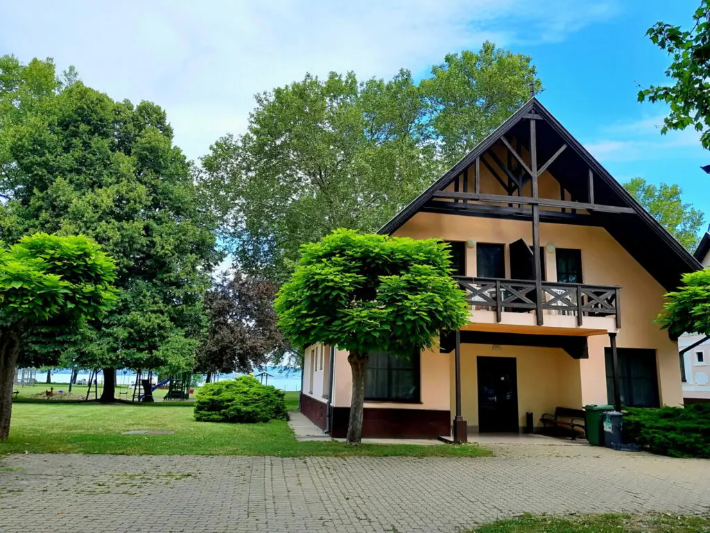 Vörösen pompázik a horizont – 12 hely Budapesttől a Balatonig, ahol a legszebb a naplemente