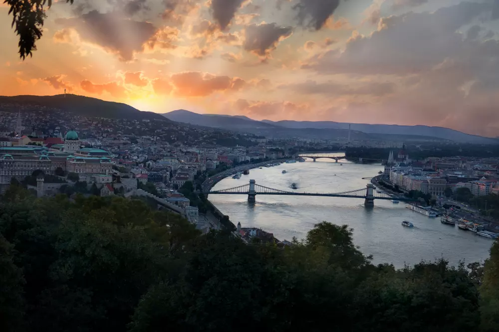 Vörösen pompázik a horizont – 12 hely Budapesttől a Balatonig, ahol a legszebb a naplemente