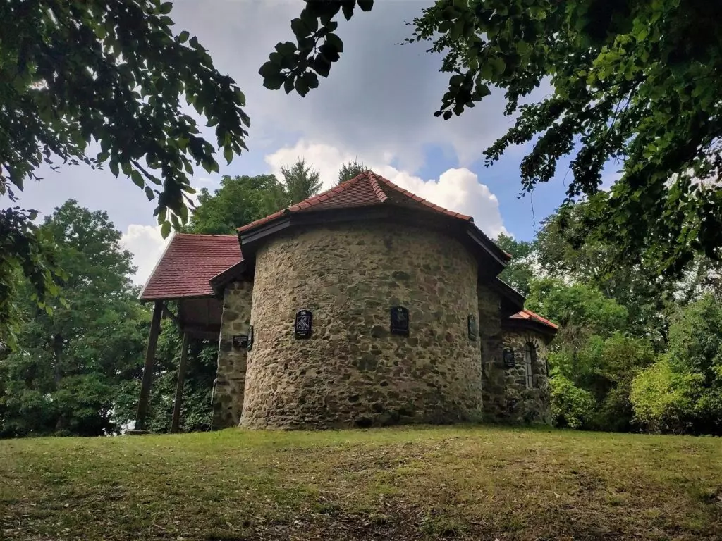 Eldugott kápolnák erdő mélyén, hegytetőn, tóparton