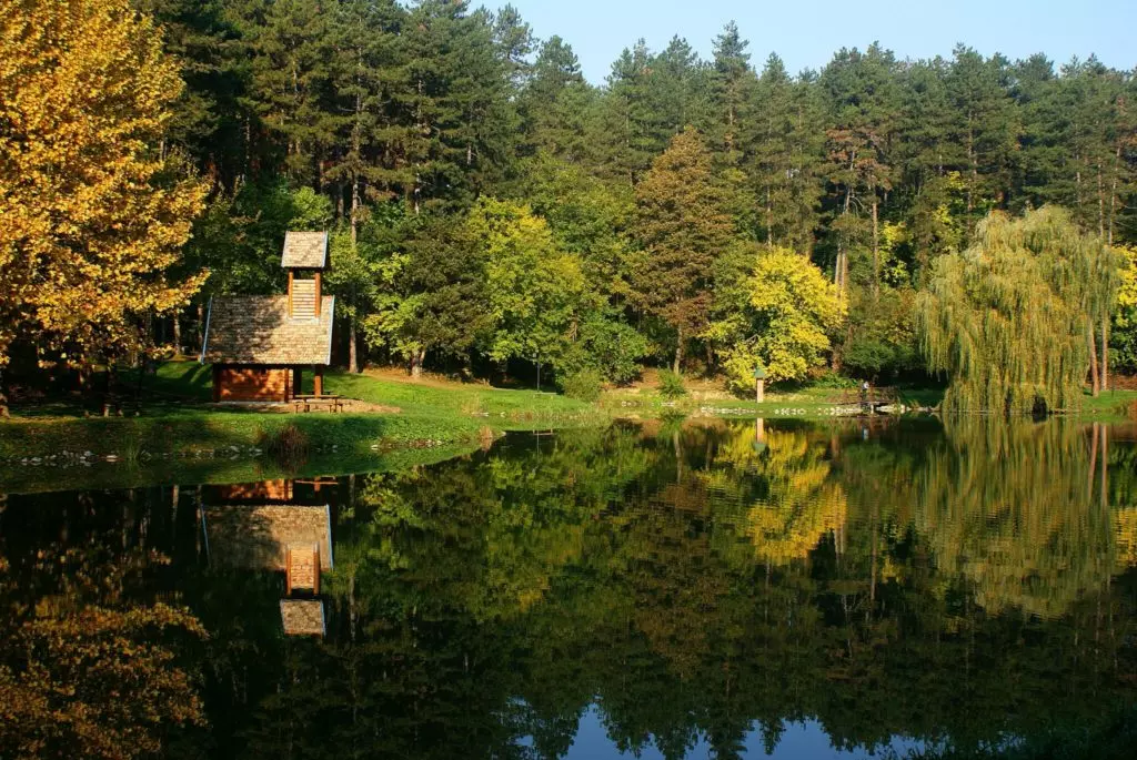 Eldugott kápolnák erdő mélyén, hegytetőn, tóparton