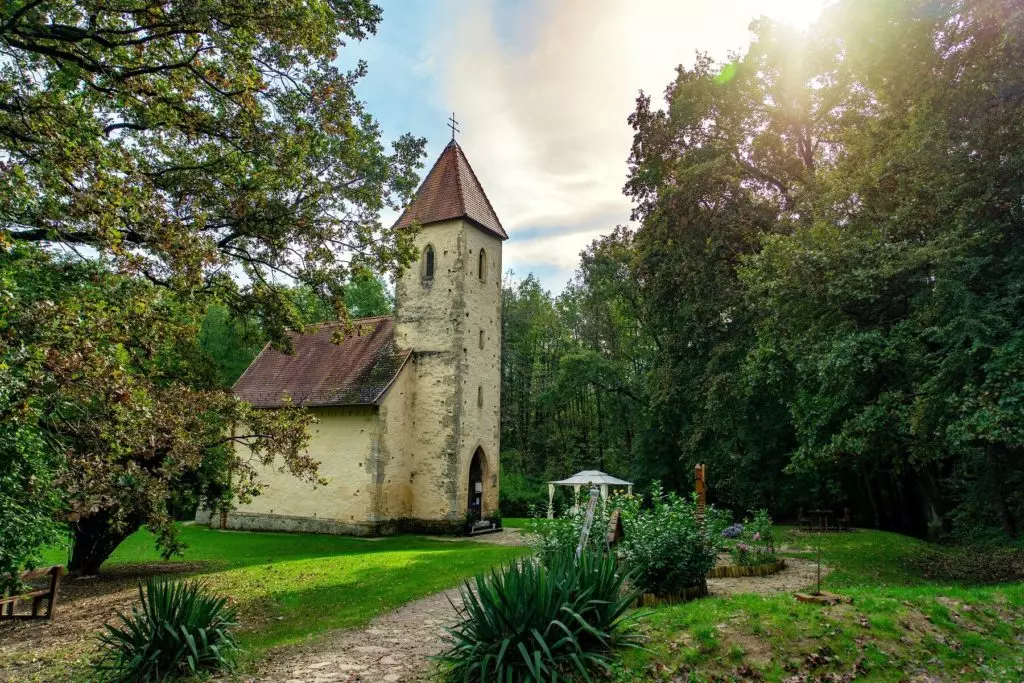 Eldugott kápolnák erdő mélyén, hegytetőn, tóparton