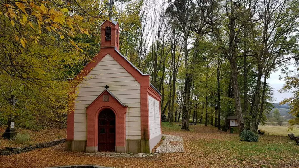 Eldugott kápolnák erdő mélyén, hegytetőn, tóparton