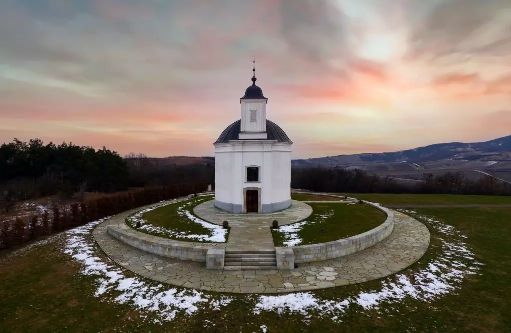 Eldugott kápolnák erdő mélyén, hegytetőn, tóparton