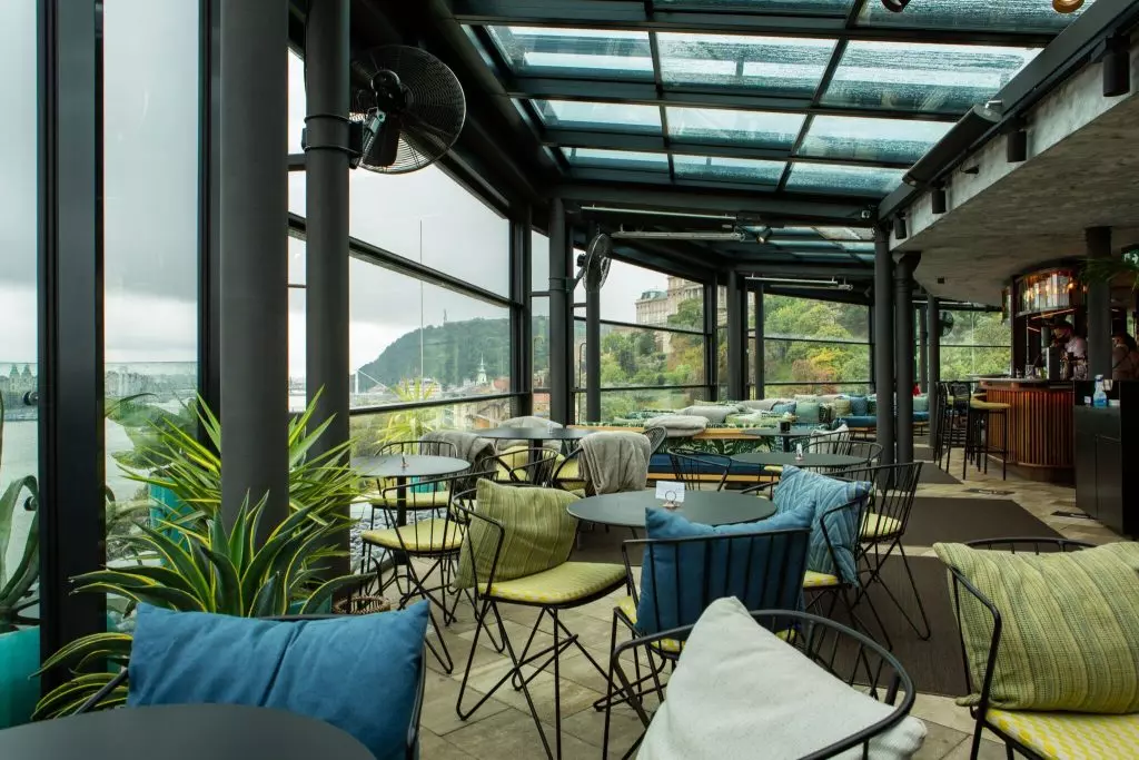 Ízek és élmények a város felett – A legszebb rooftop bárok Budapesten