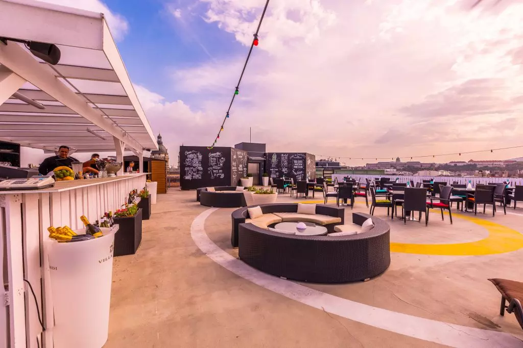 Ízek és élmények a város felett – A legszebb rooftop bárok Budapesten
