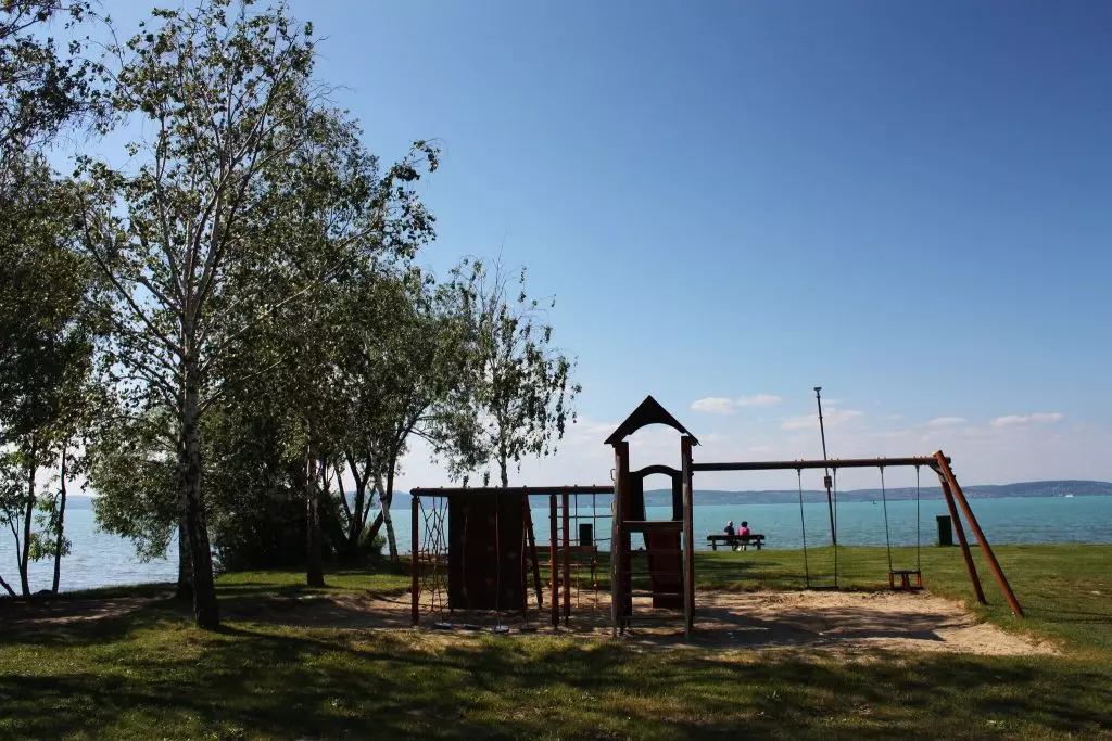 Nagy Balatoni Strand Körkép