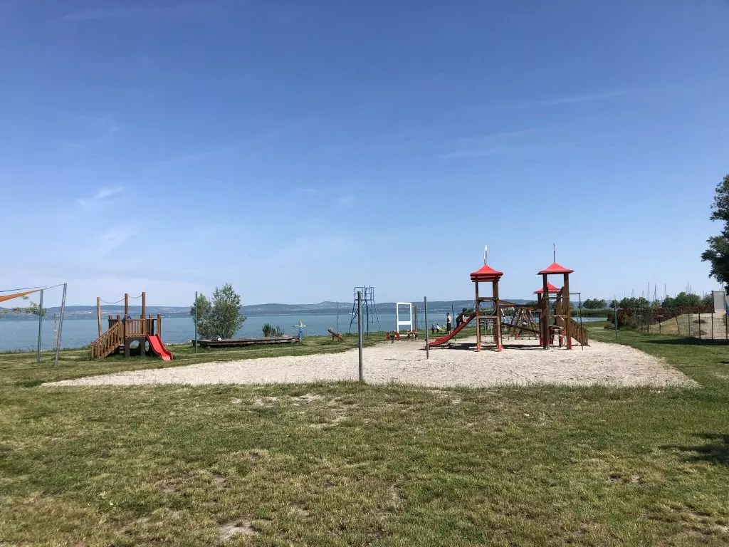 Nagy Balatoni Strand Körkép