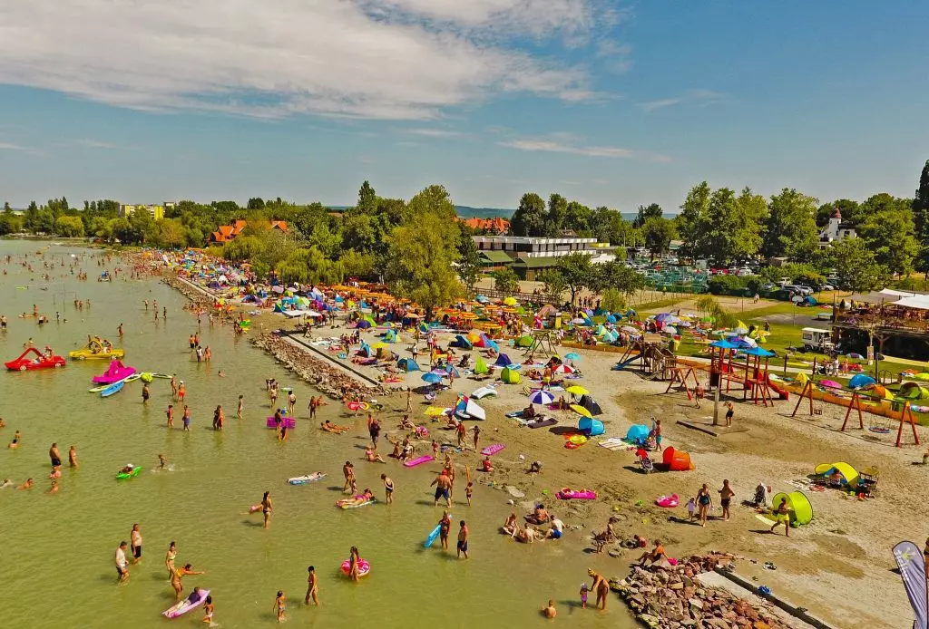 Nagy Balatoni Strand Körkép