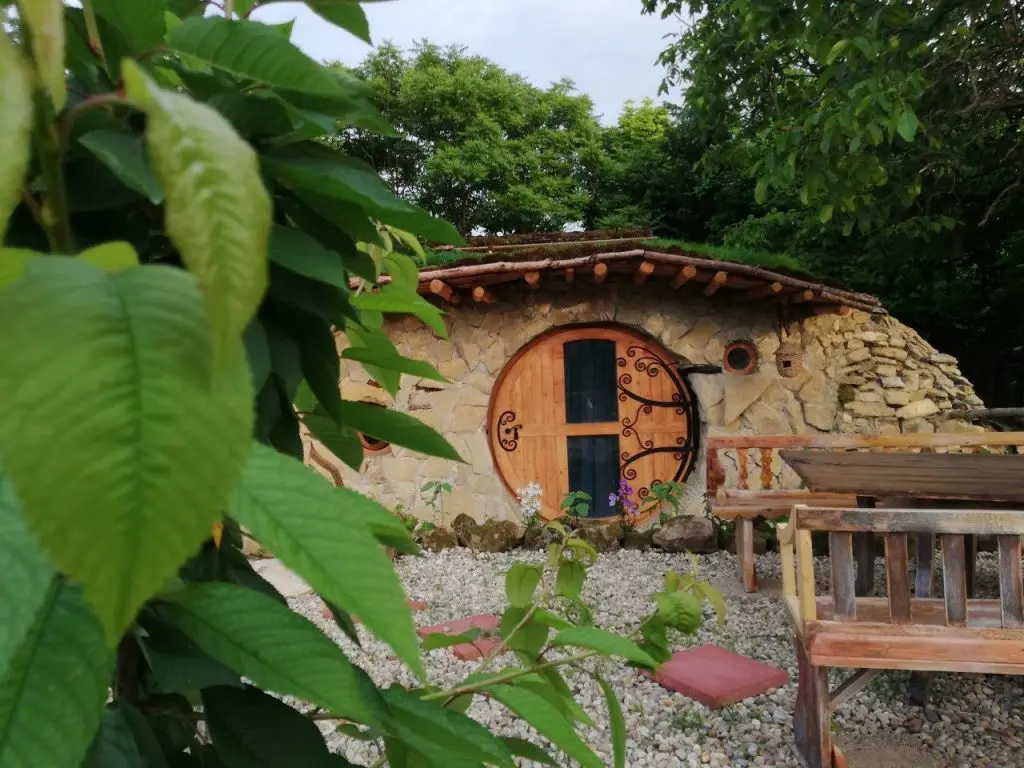 Egyedi és különleges szállások pároknak a templomtól a „kempingautóig”