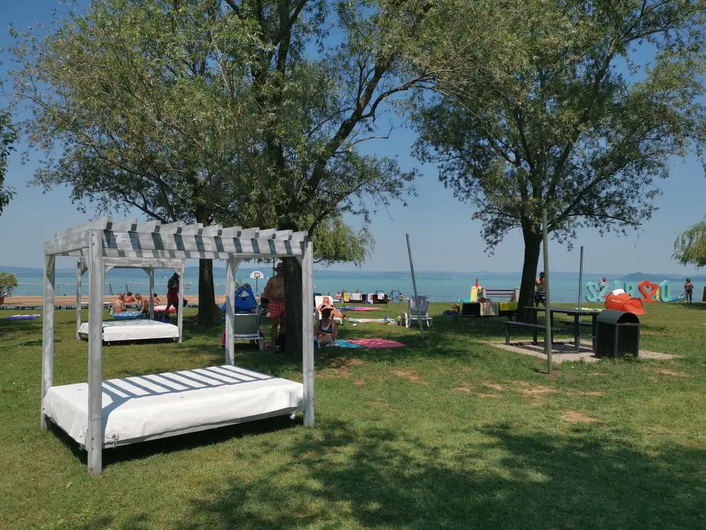 Ezek a kiváló vízminőségű strandok a Balatonon - Kék Hullám Zászlós strandok toplistája 2021