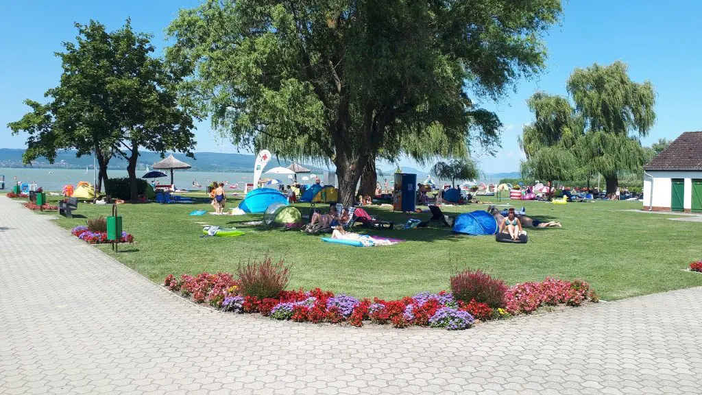 Ezek a kiváló vízminőségű strandok a Balatonon - Kék Hullám Zászlós strandok toplistája 2021