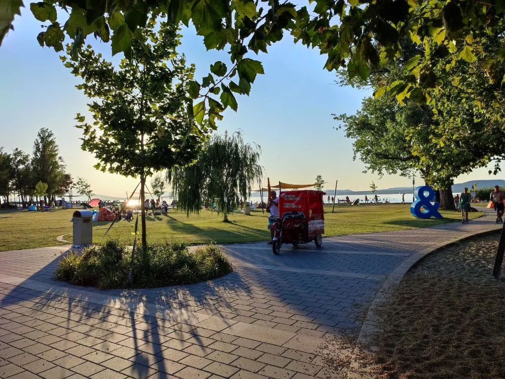 Ezek a kiváló vízminőségű strandok a Balatonon - Kék Hullám Zászlós strandok toplistája 2021