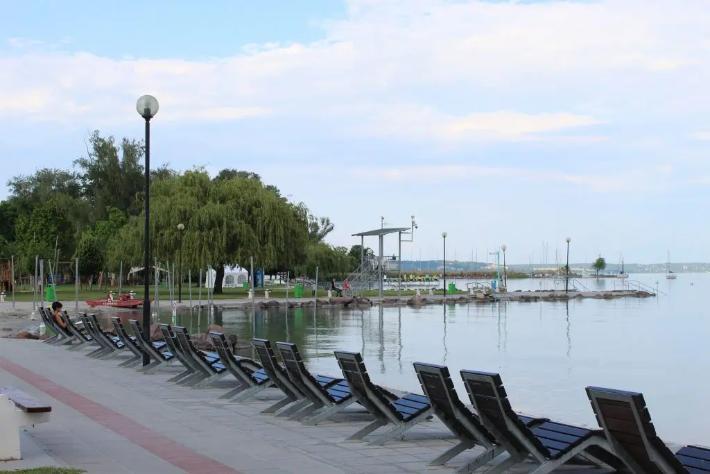 Ezek a kiváló vízminőségű strandok a Balatonon - Kék Hullám Zászlós strandok toplistája 2021