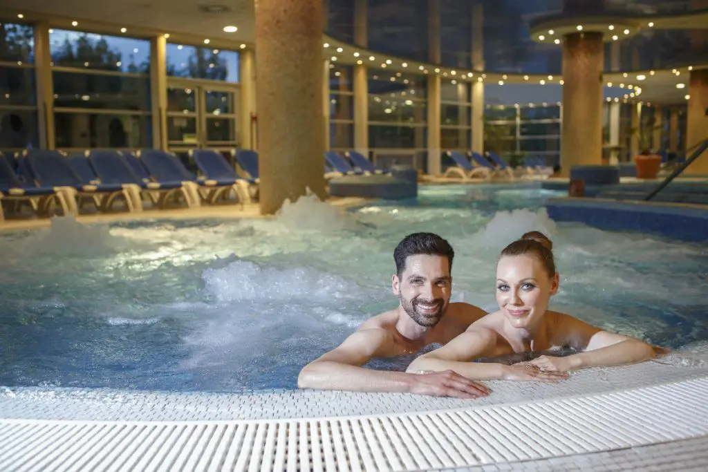 Vizes élmények rossz időben is – Top 12 wellness szálloda beltéri élménymedencével