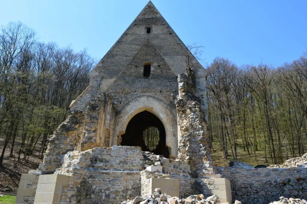Túra a Háromhegyi Pálos templom- és kolostorromhoz