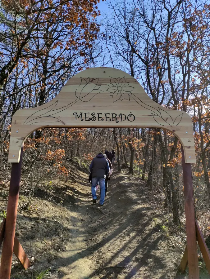 Mesebeli kirándulás a manók és tündérek birodalmában – A törökbálinti Meseerdőben jártunk