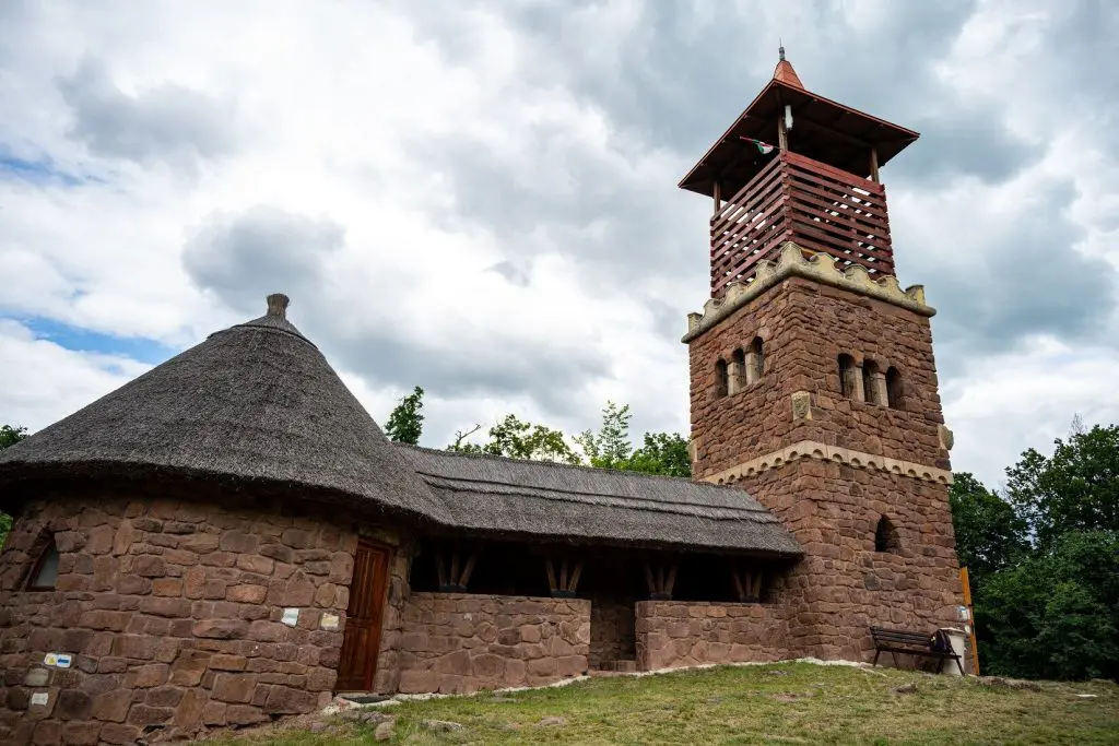Csere-hegyi kilátó, ahol a lábad előtt fekszik a Balaton