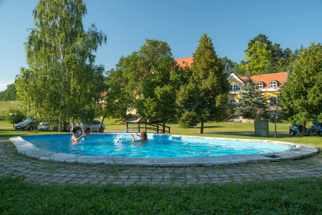 TOP 10 nyári fesztivál és a legjobb szállások a közelben