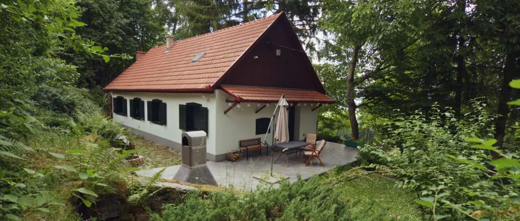 Bájos búvóhelyek a hegyek lábainál 