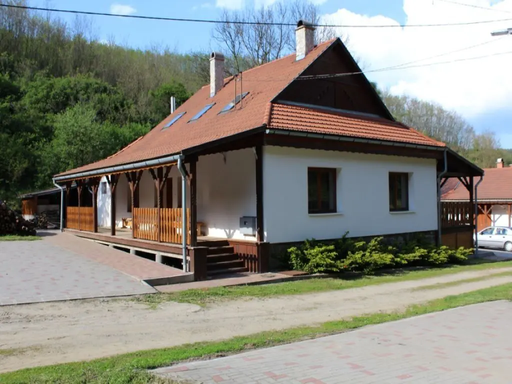 Bájos búvóhelyek a hegyek lábainál 