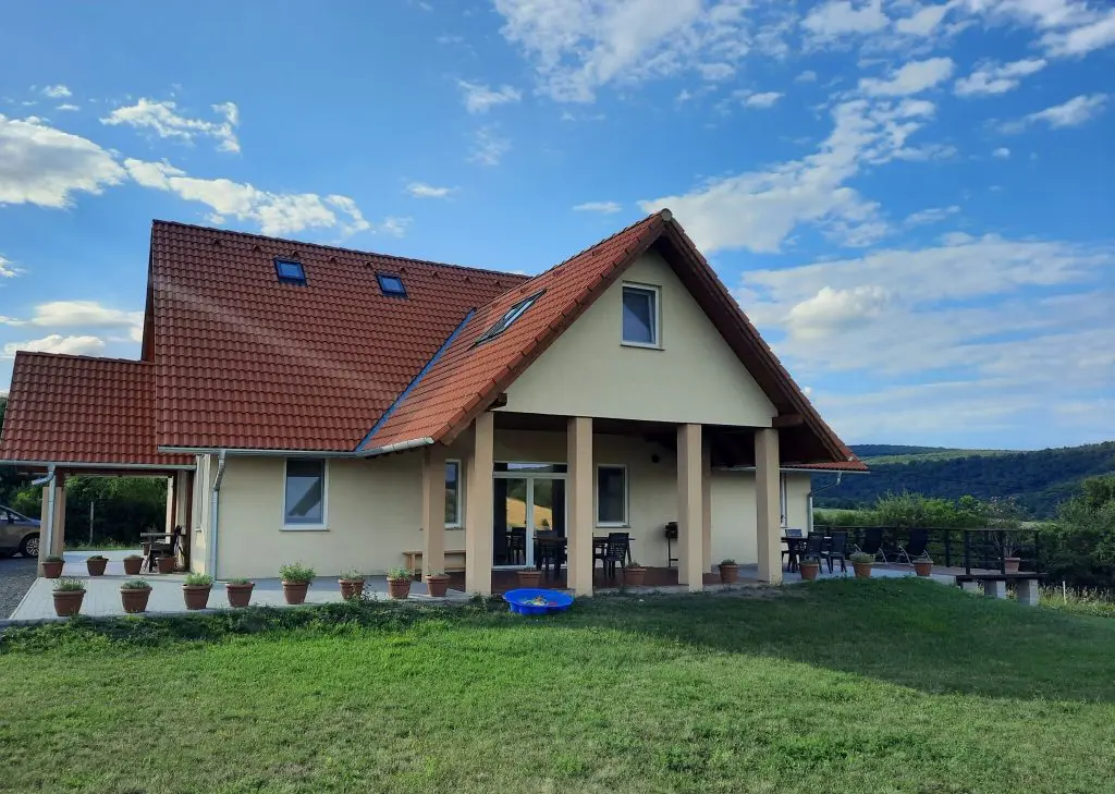 Bájos búvóhelyek a hegyek lábainál 
