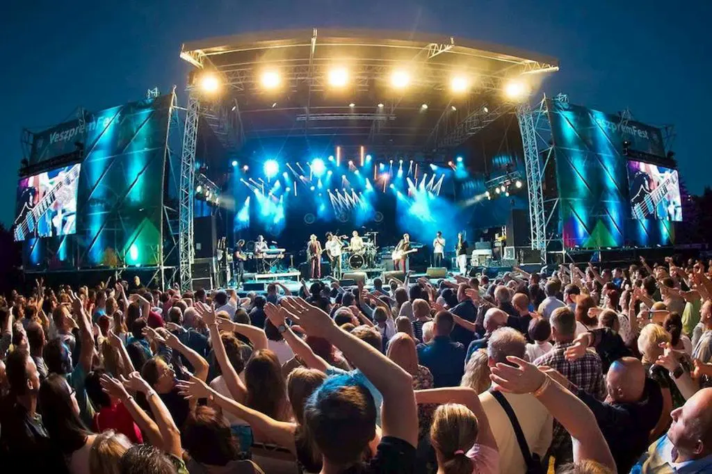 TOP 10 nyári fesztivál és a legjobb szállások a közelben